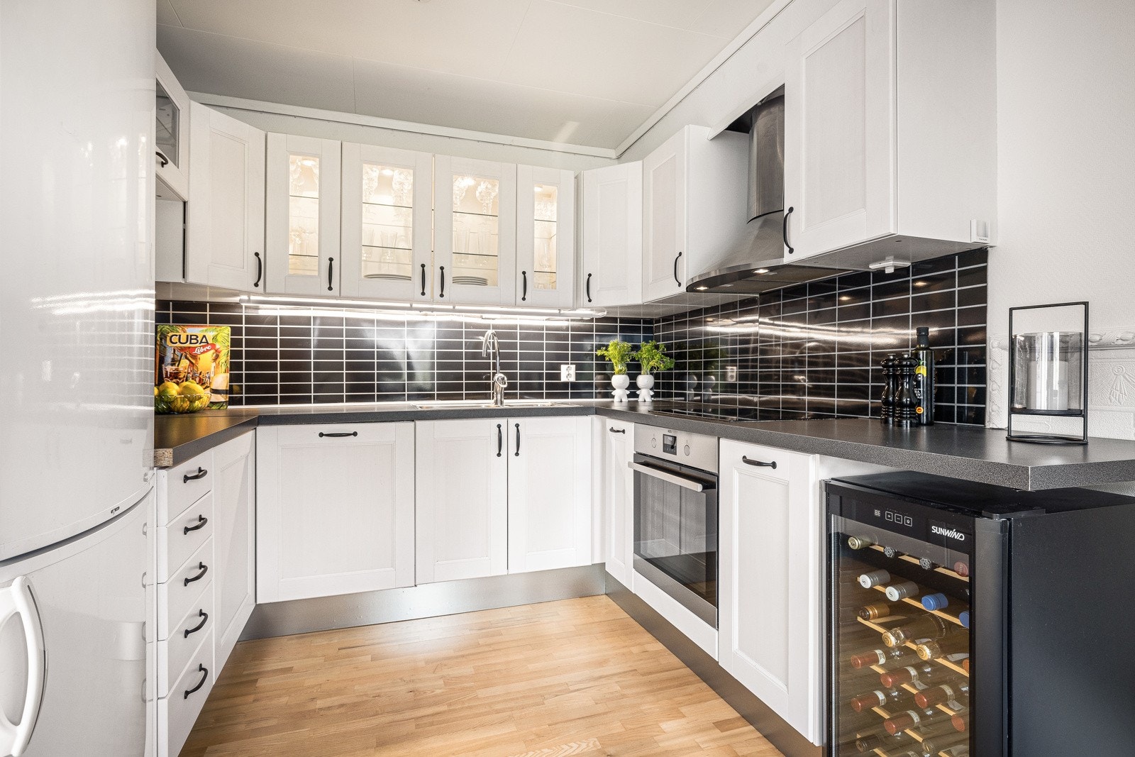 Pen og moderne kjøkkeninnredning fra IKEA med hvite fronter og laminat benkeplate Galleribilde