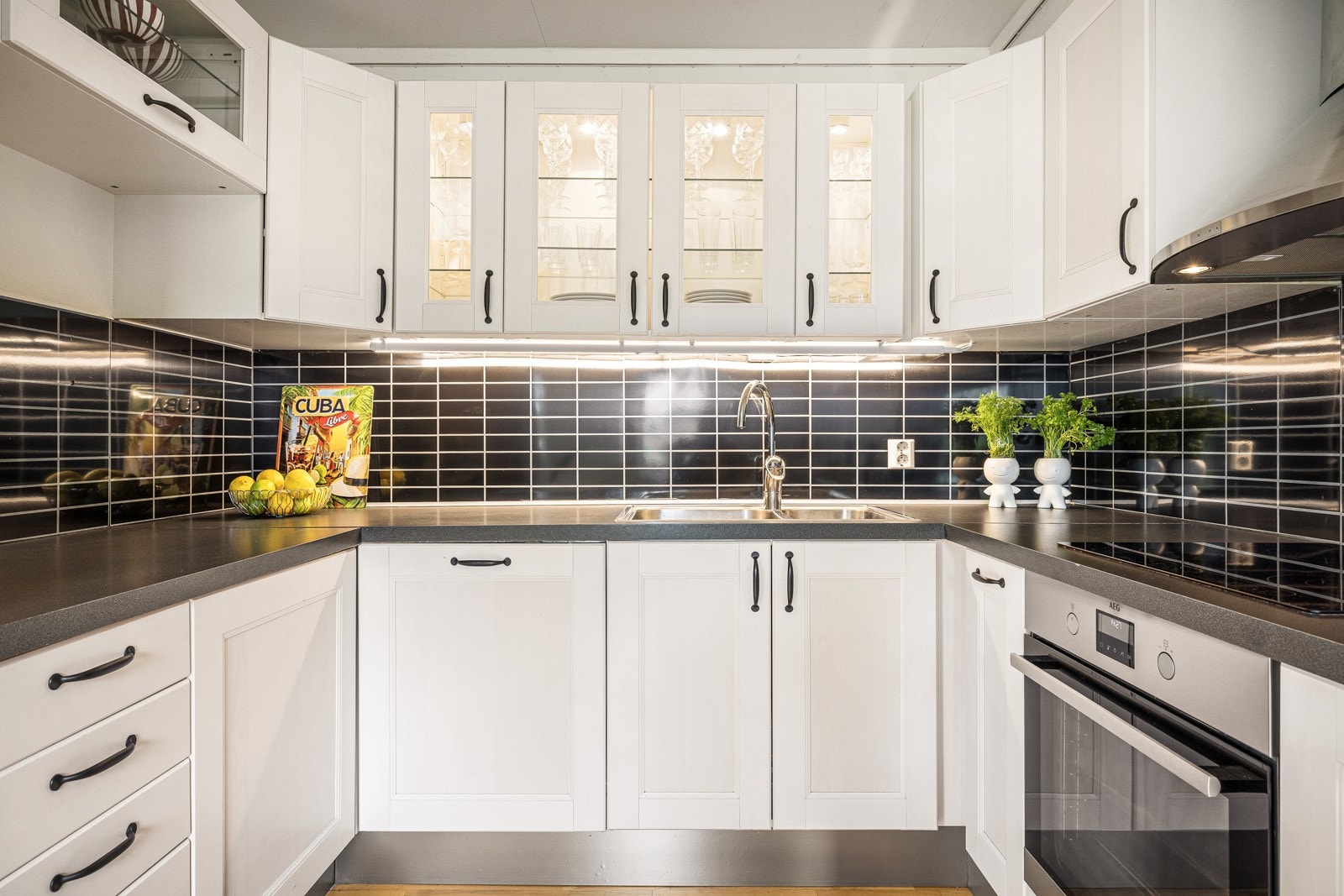 Kjøkkenet er integrert med stekeovn, platetopp m/ induksjon og oppvaskmaskin Galleribilde