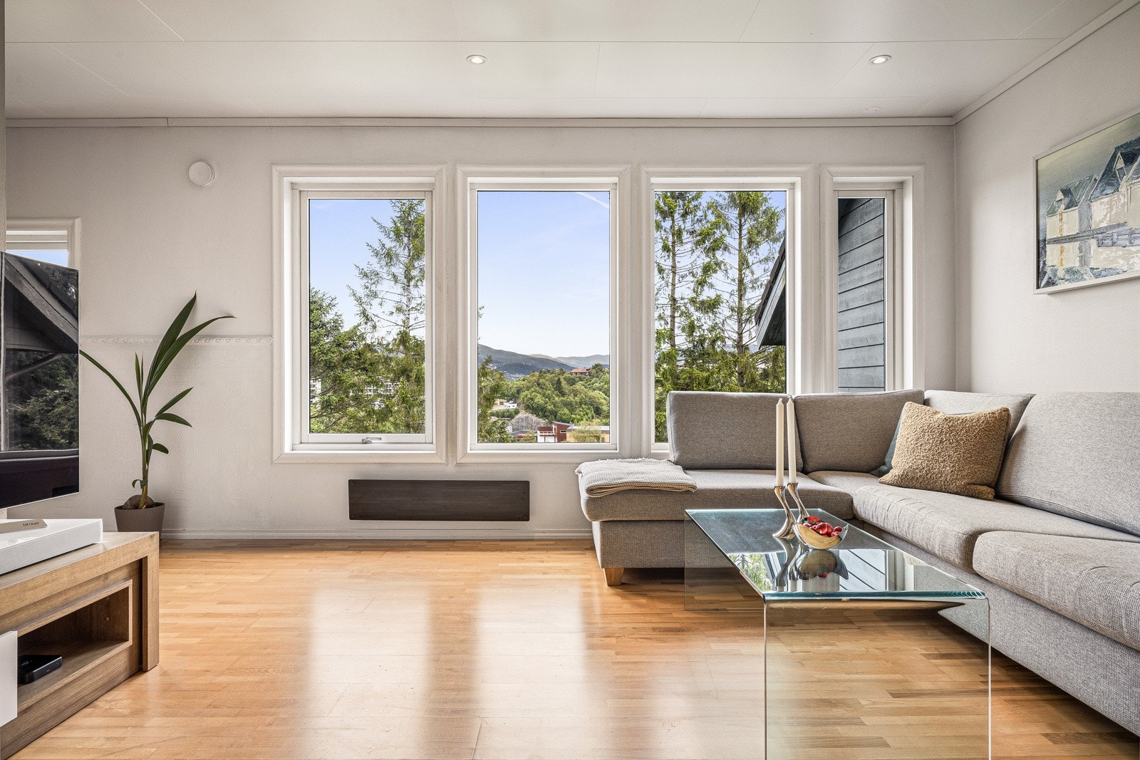 Stuen er lys og åpen med godt naturlig lysinnslipp fra de store vindusflatene Galleribilde