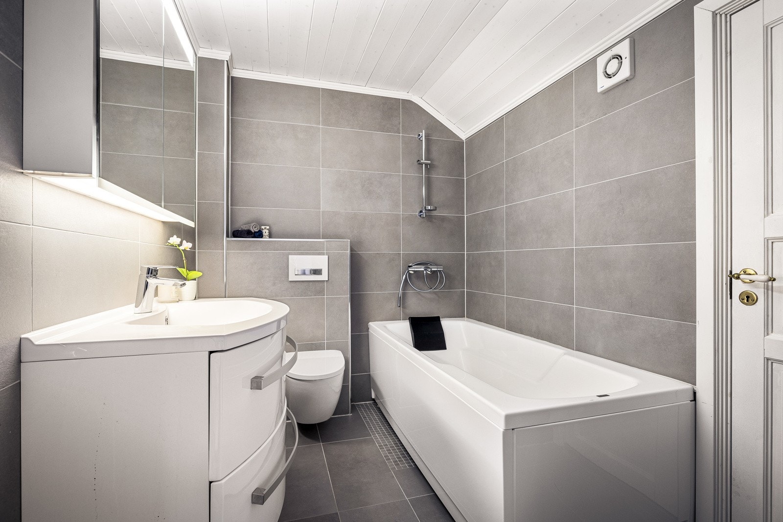 Pent helfliset bad på 4,8 kvm fra 2016 med termostatstyrte varmekabler i gulvet Galleribilde