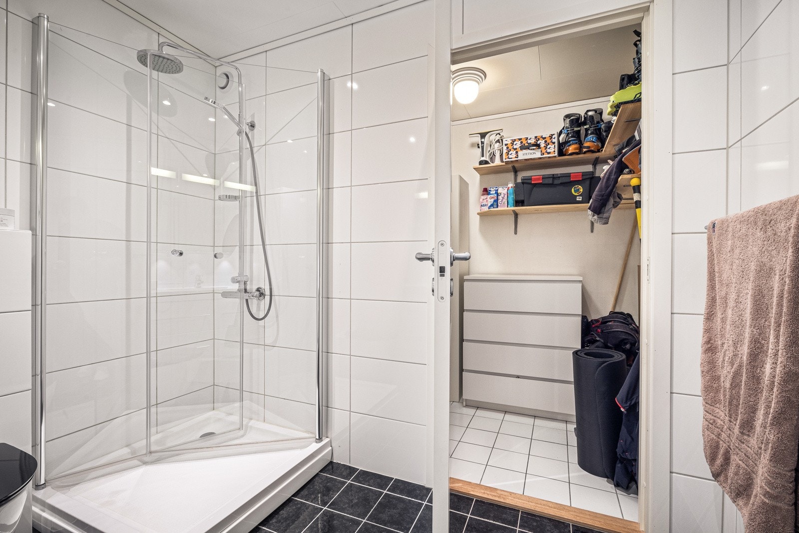 Badet er innredet med dusjkabinett, veggtoalett, og baderomsinnredning med heldekkende servant samt belyst speil Galleribilde