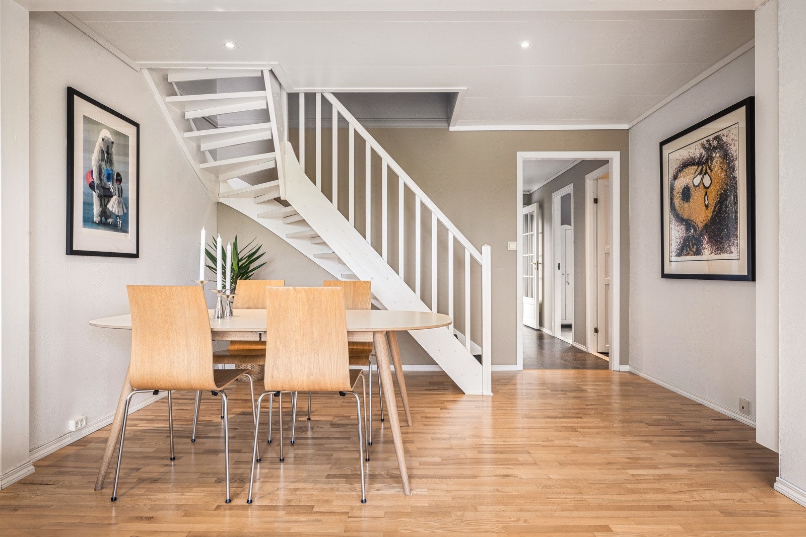 Rundt spisebordet kan familie og venner samles til sosiale og hyggelige stunder Galleribilde