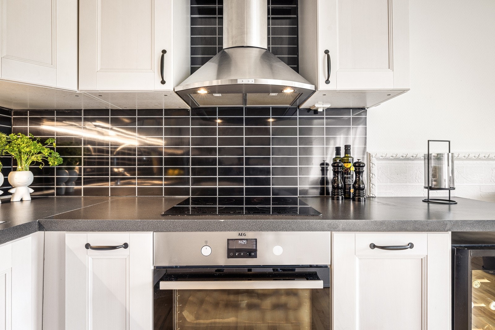 Det er avtrekk via kjøkkenventialtor og opplegg for kjøleskap og vinskap. Galleribilde