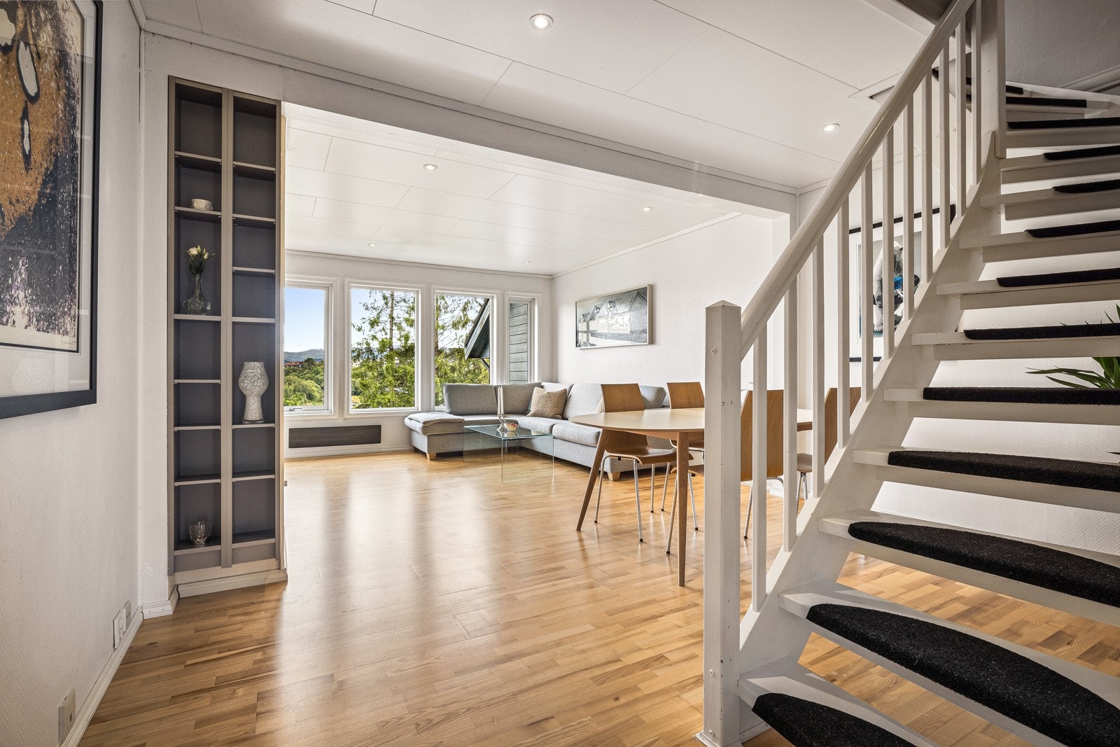 Trapp opp fra stue til loft Galleribilde