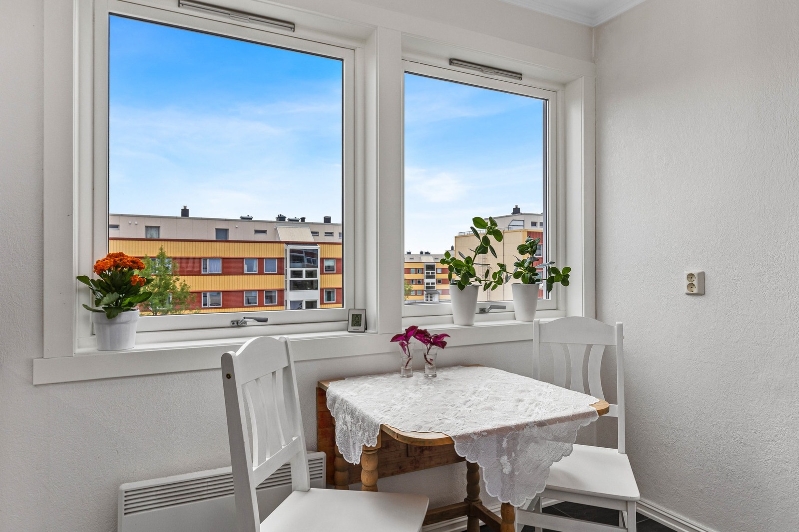 Her er det god plass til et hyggelig frokostbord med fint utsyn. Galleribilde
