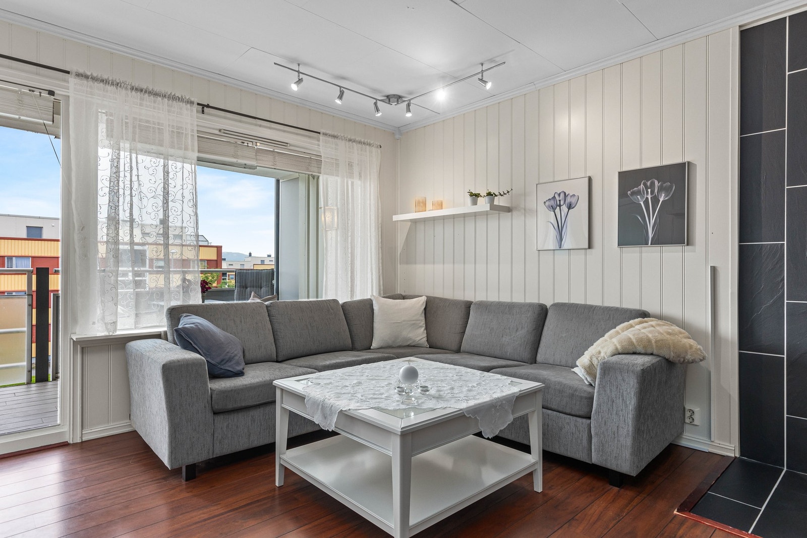 Store vindusflater gir godt med lysinslipp. Galleribilde
