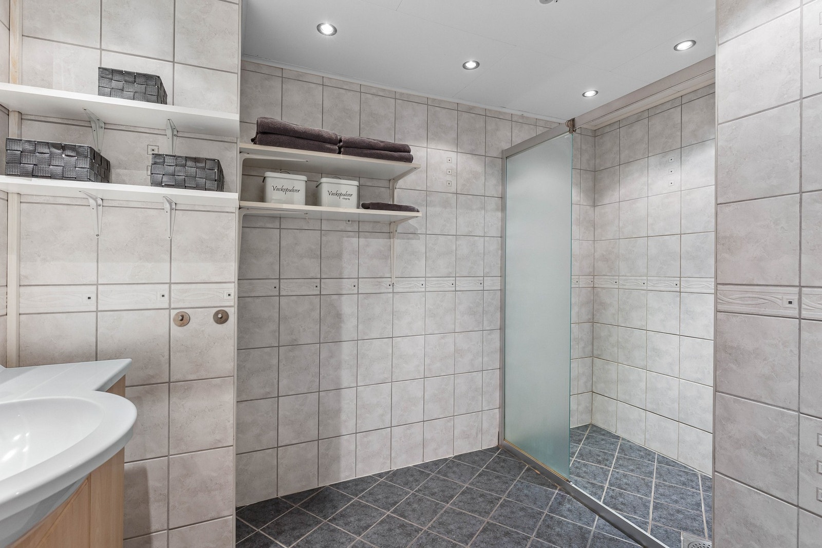 Badet er romslig med flislagt gulv og downlights i himling. Bad og vaskerom er slått sammen. Galleribilde