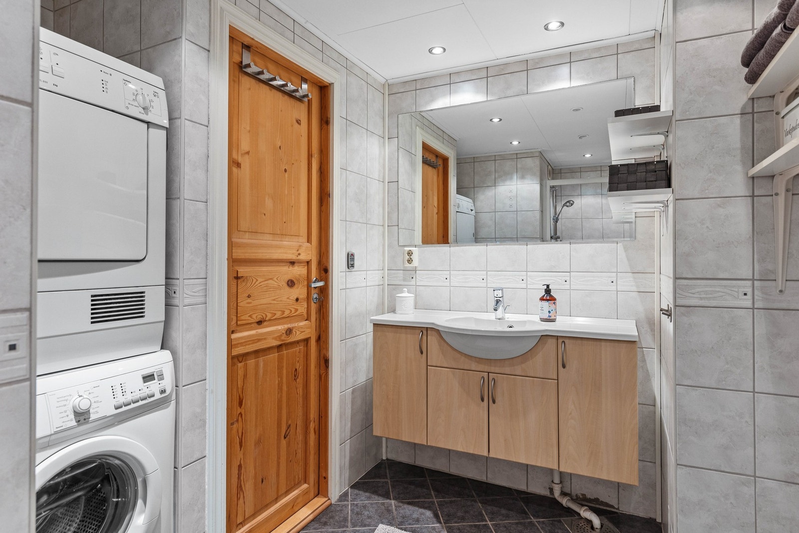 På badet er det opplegg for vaskemaskin og tørketrommel. Galleribilde