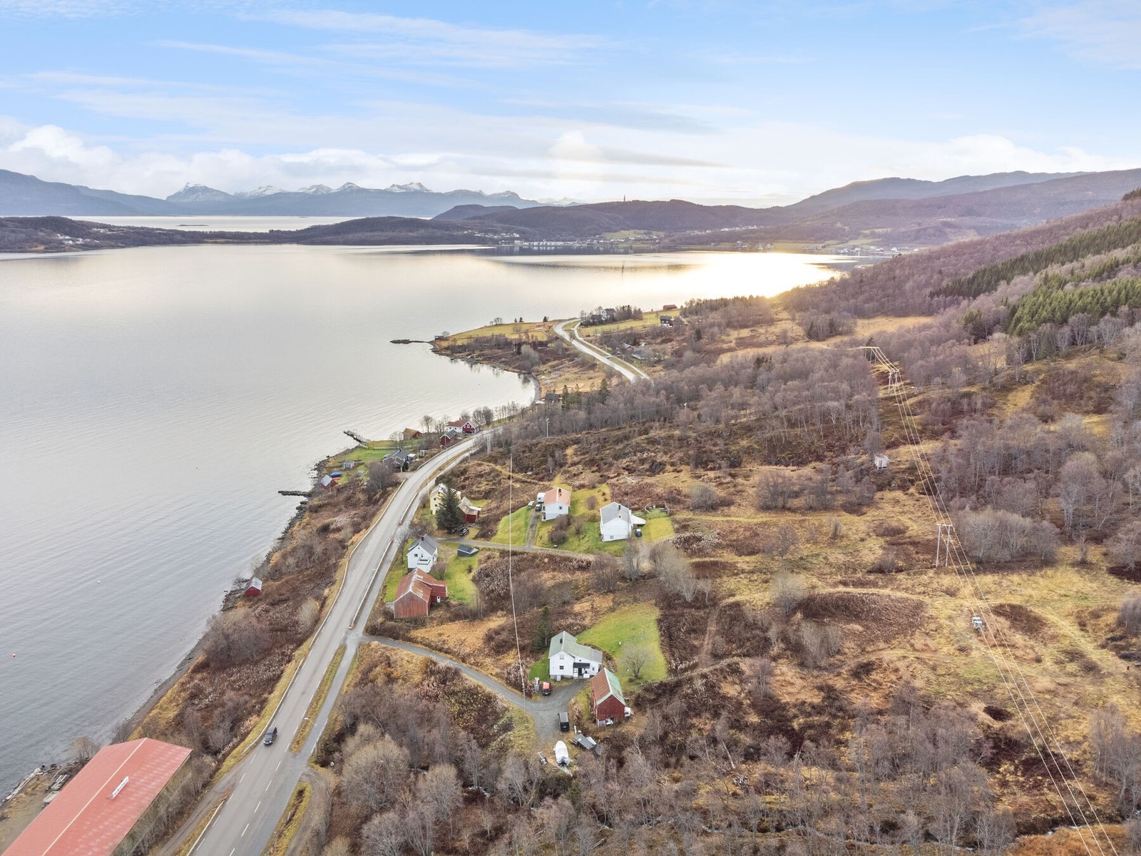 Eiendommen er en råtomt, med potensiale for bebyggelse Galleribilde