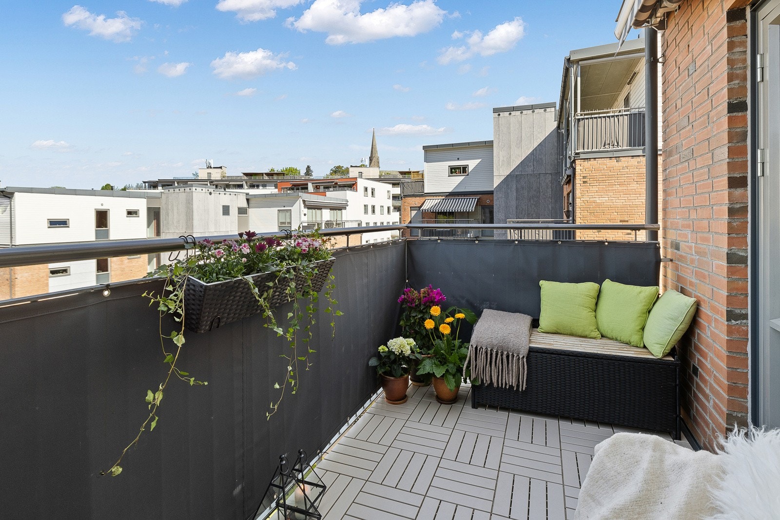 Stue med utgang til en fantastisk, nordvestvendt balkong på 8 m². Her får du solen fra ca. kl. 13:00 - solnedgang på sommerstid. Galleribilde