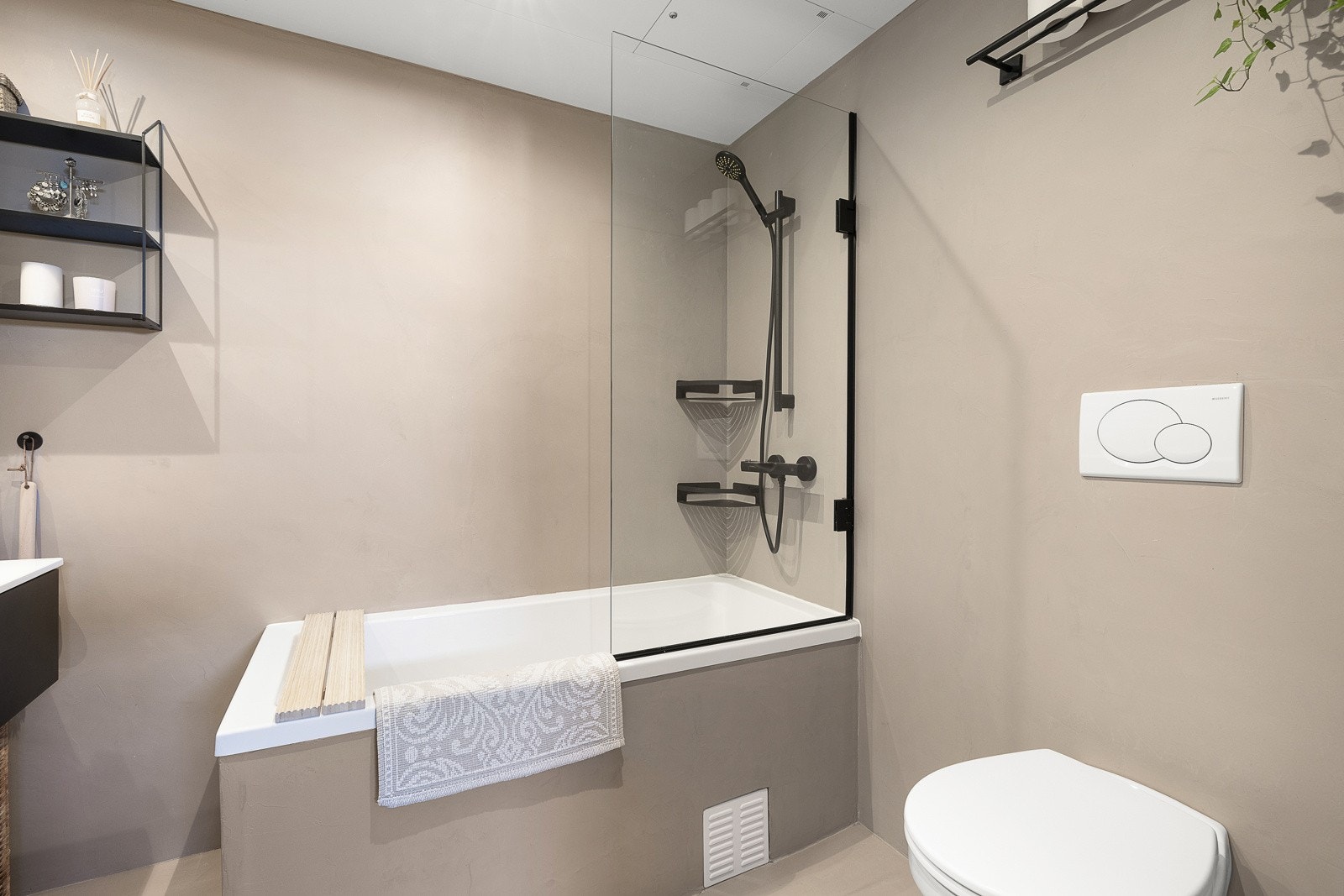 Det ble lagt mikrosement på baderommet i 2022. Arbeid på bad utført av Hawk & Trowel AS. Galleribilde