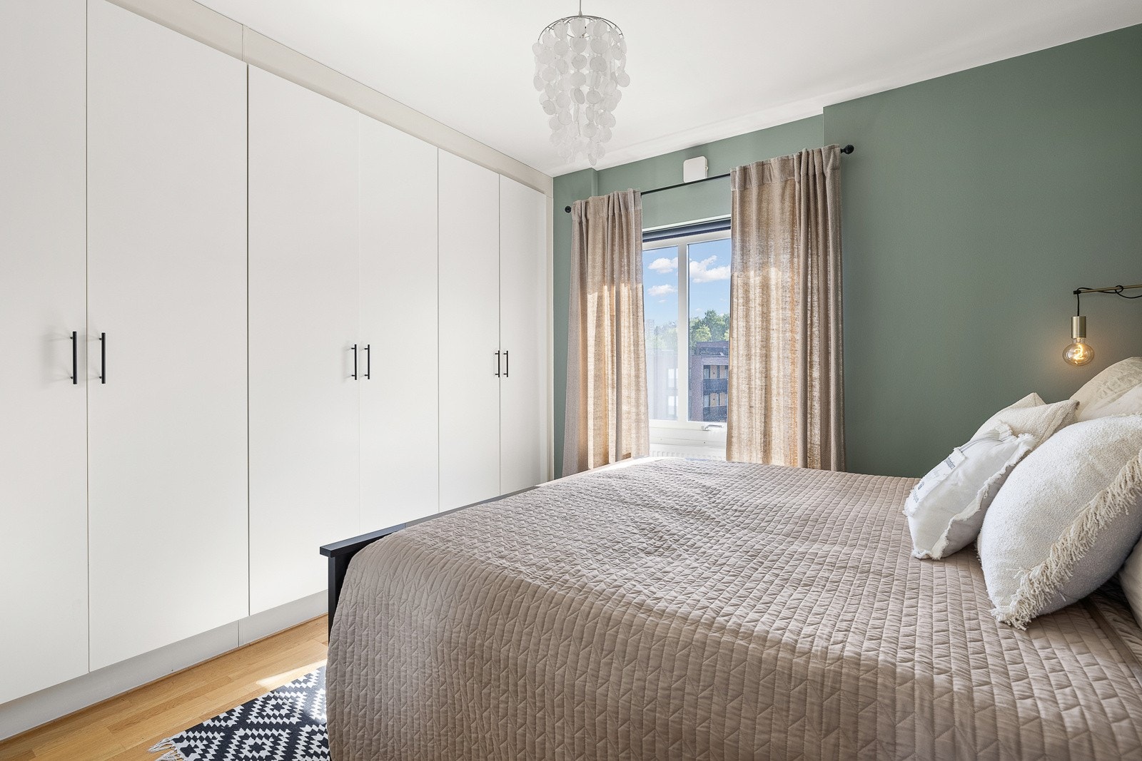 Her får du rikelig med skapplass. Galleribilde