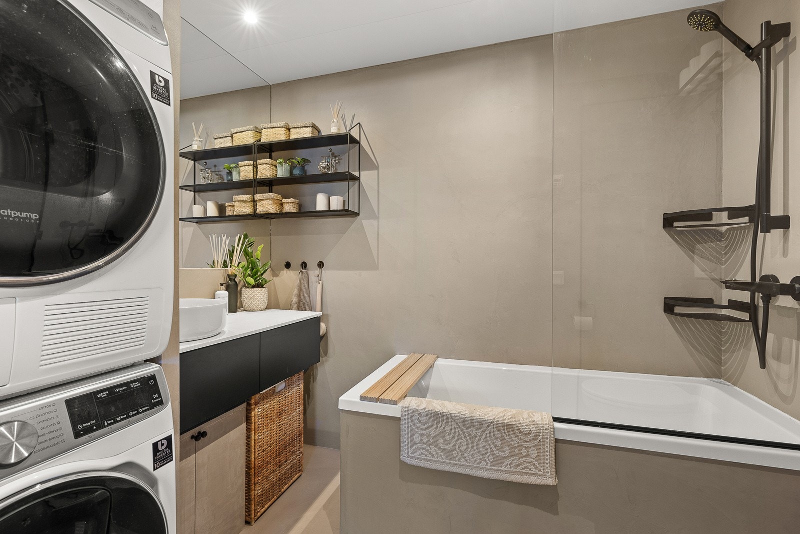 Meget pent og delikat baderom av god størrelse. Plass til vaskemaskin og tørketrommel. Galleribilde