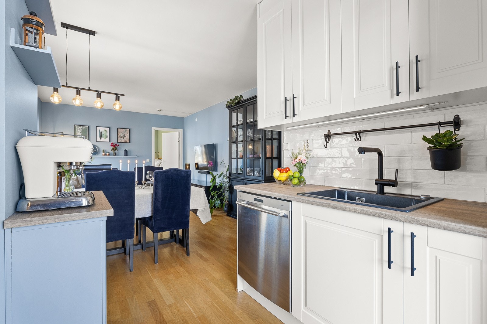 Nye skapfronter og nye fliser mellom benkeplate og overskap i 2023. Galleribilde