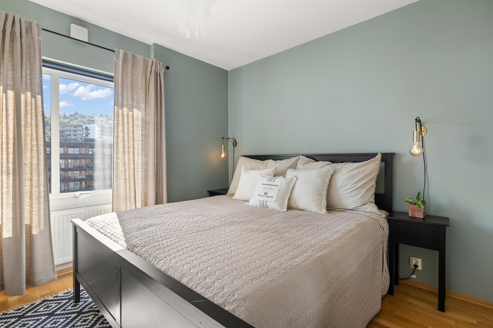 Hovedsoverom av generøs størrelse. God plass til dobbeltseng og nattbord. Galleribilde