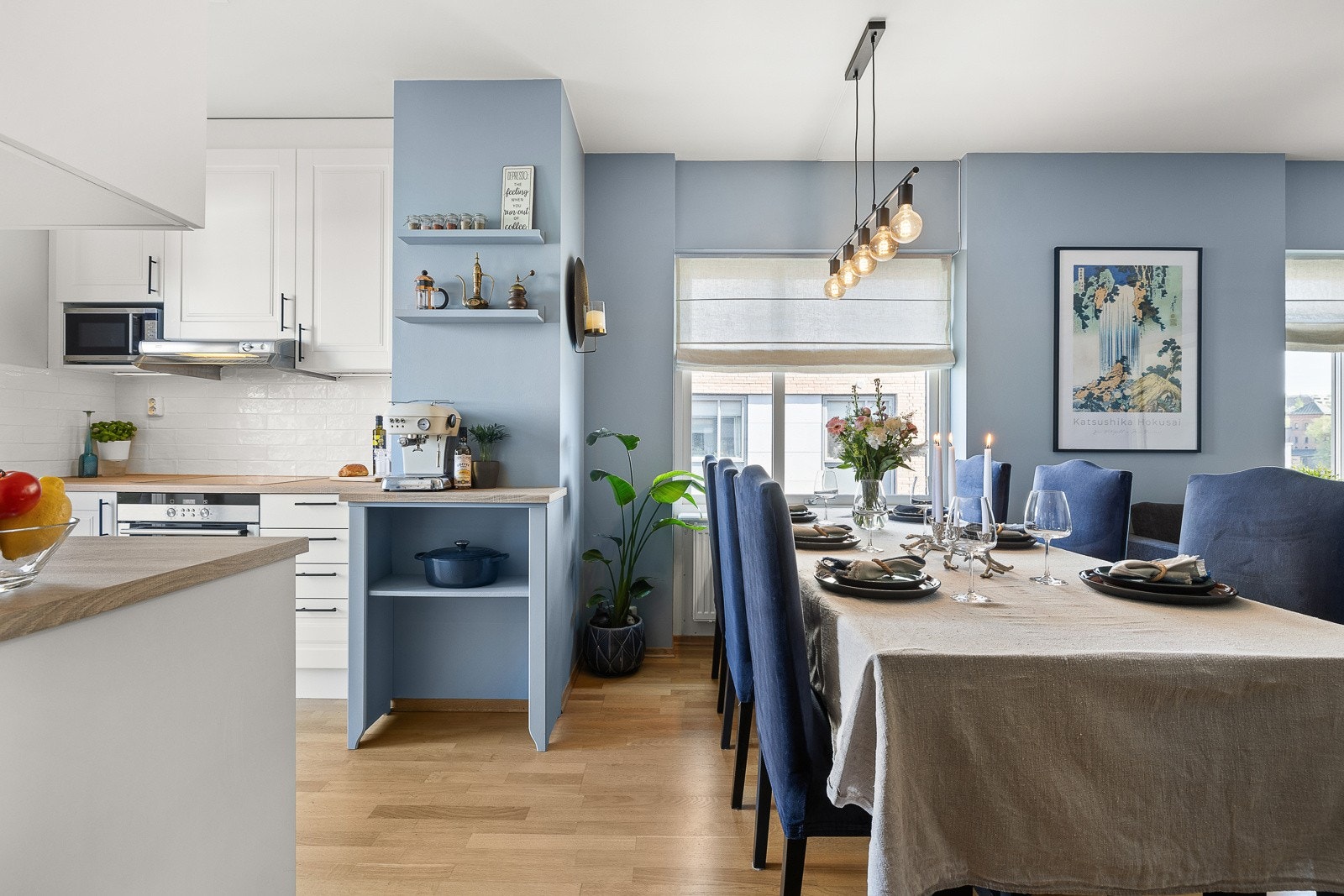 Sosial åpen stue- og kjøkkenløsning. Galleribilde