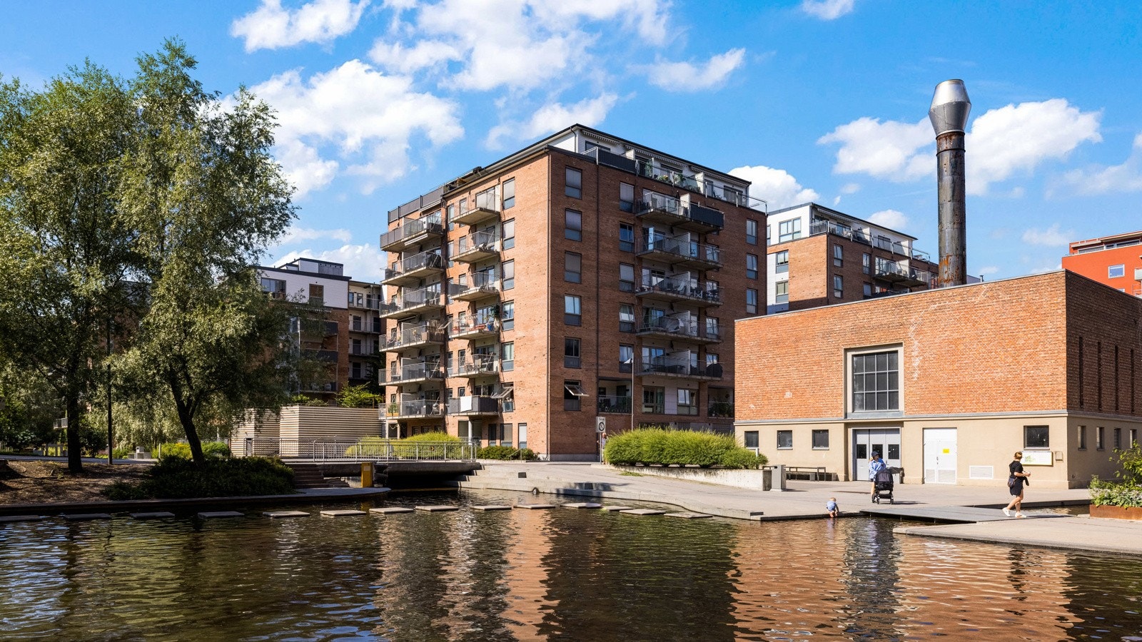 Vannspeilet brukes til bading om sommeren og som skøytebane på vinteren. Galleribilde