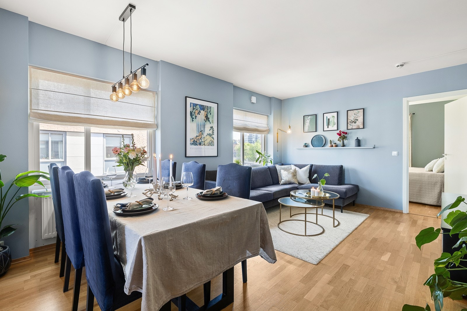 I stuen får du god plass til å innrede med en stor sofagruppe, samt spisebord. Galleribilde