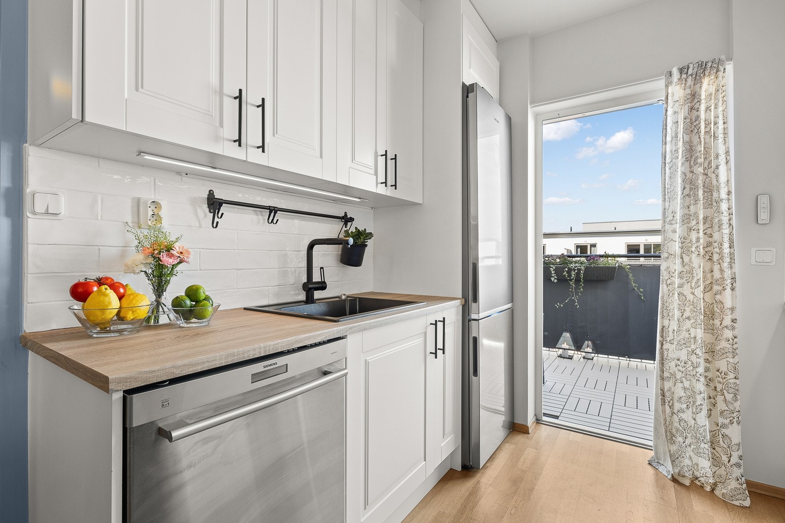 Opplegg for oppvaskmaskin. Integrert stekeovn og induksjonstopp. Galleribilde