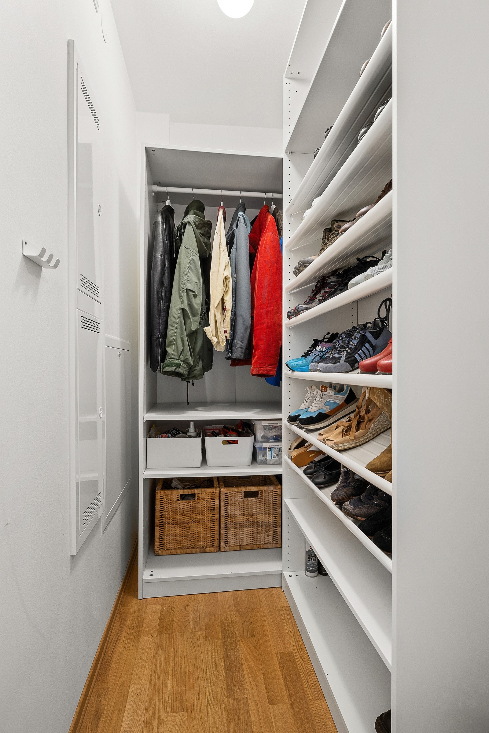 Svært praktisk innvendig bod/garderobe i tilknytning til entré. Galleribilde