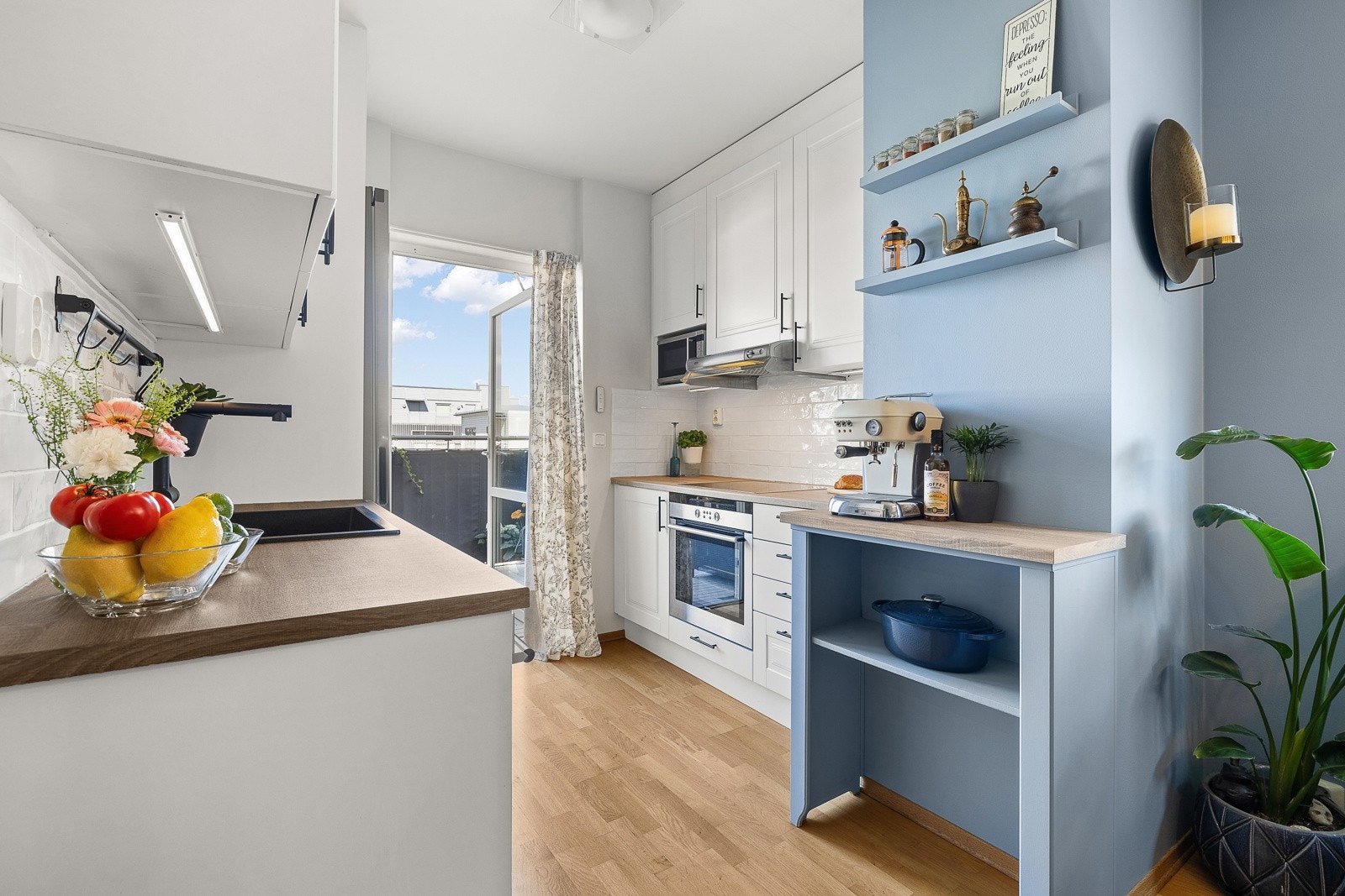 Fin og tidsriktig kjøkkeninnredning fra Smedstorp. Galleribilde