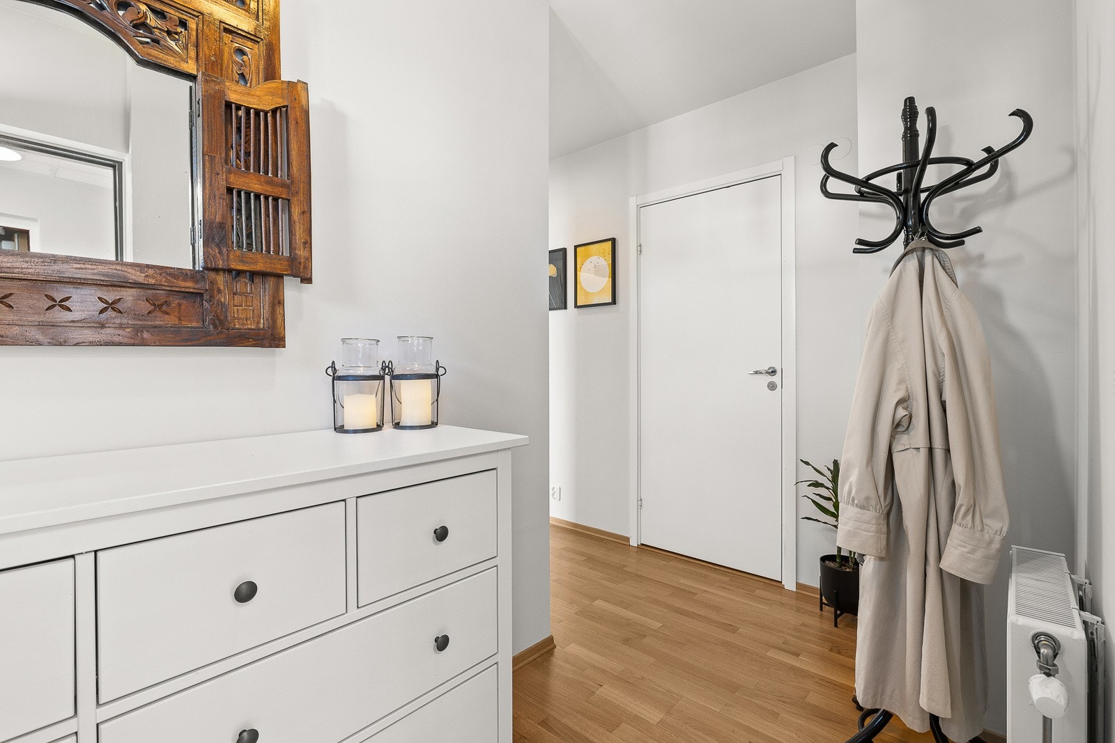 Romslig entré med plass til oppheng for yttertøy samt kommode. Galleribilde