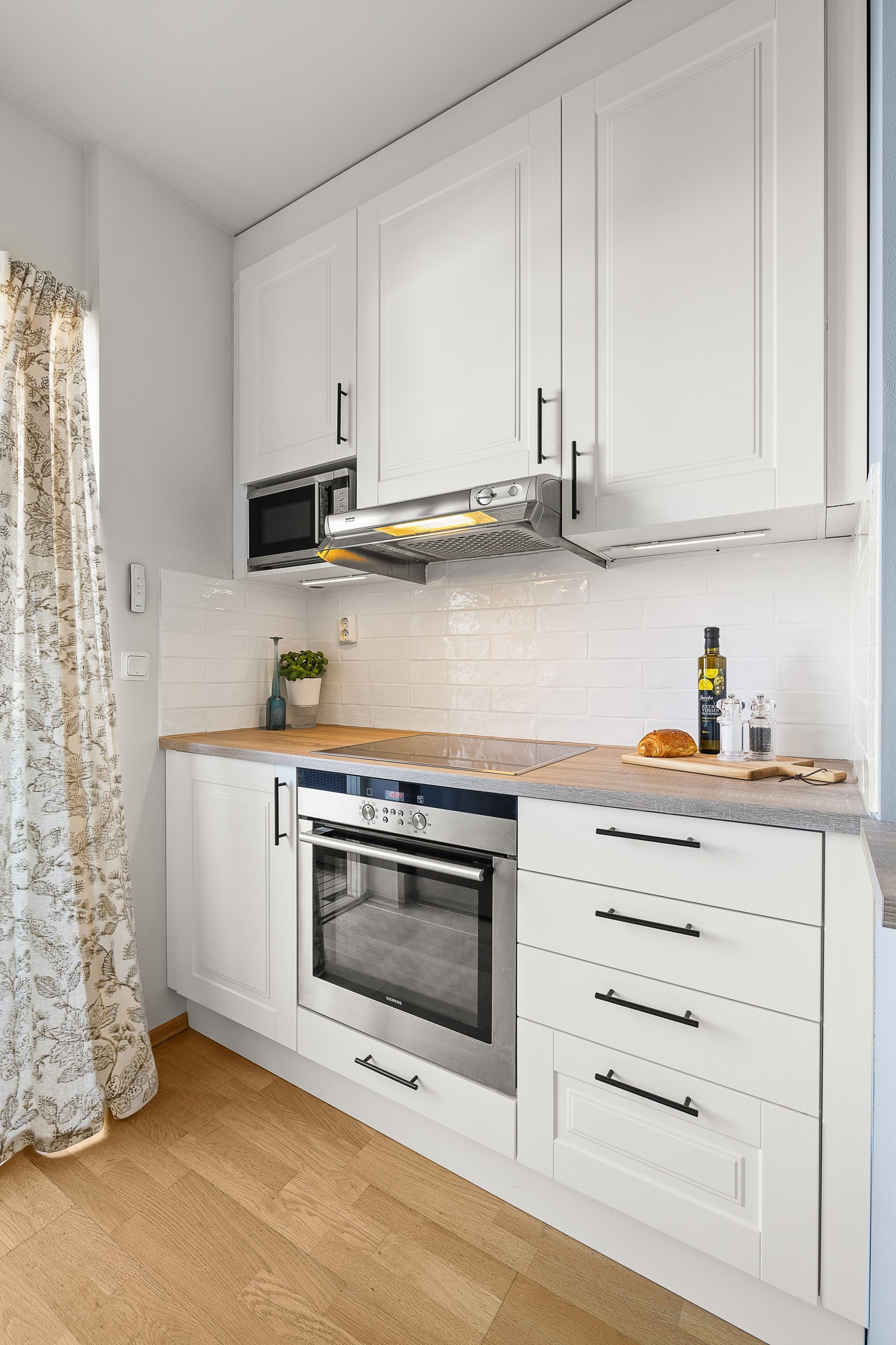 Benkeplate på kjøkken byttet, og ny oppvask-kum satt inn av Kontrast Kjøkken AS i 2022. Galleribilde