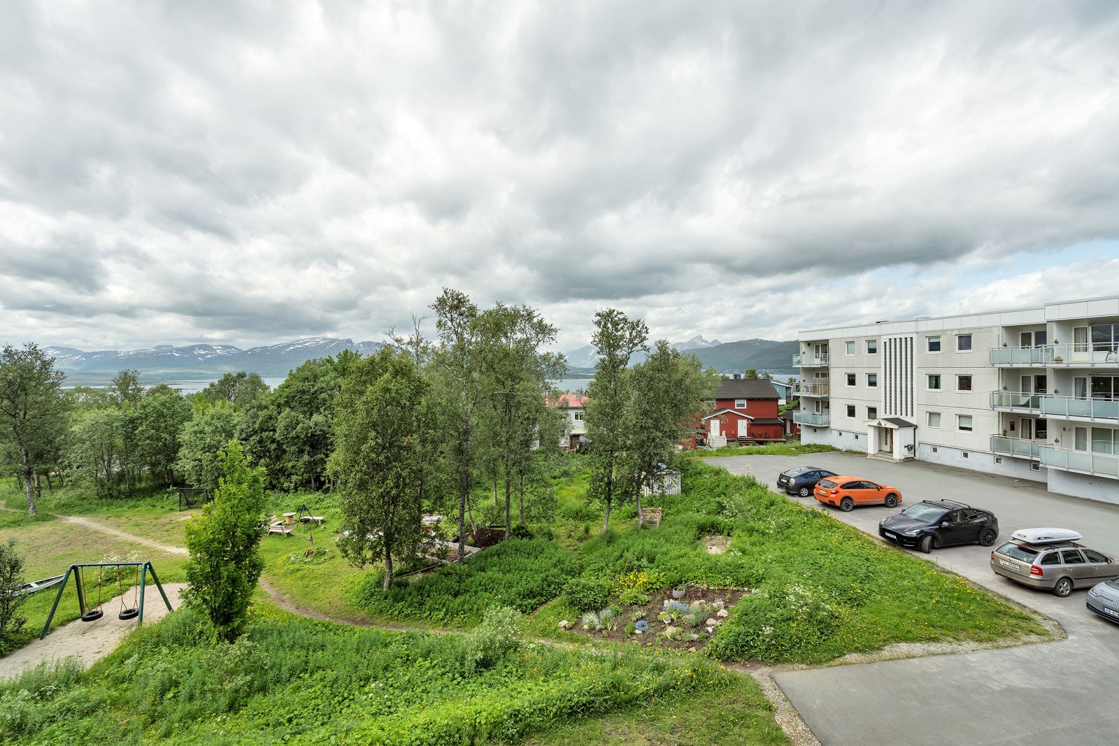 Fint grøntområde for de små mellom blokkene Galleribilde