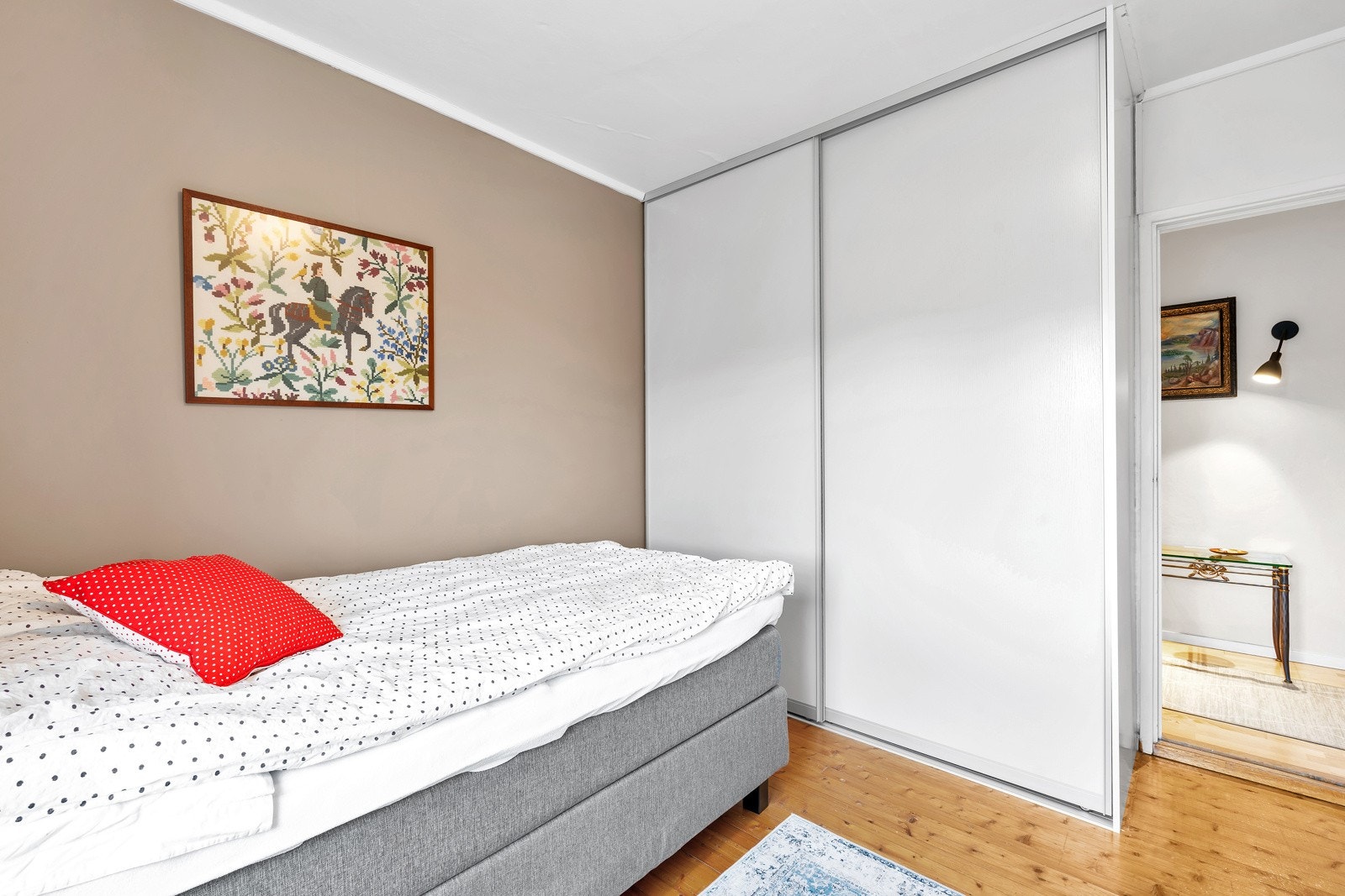 Skyvedørsgarderobe på soverom Galleribilde