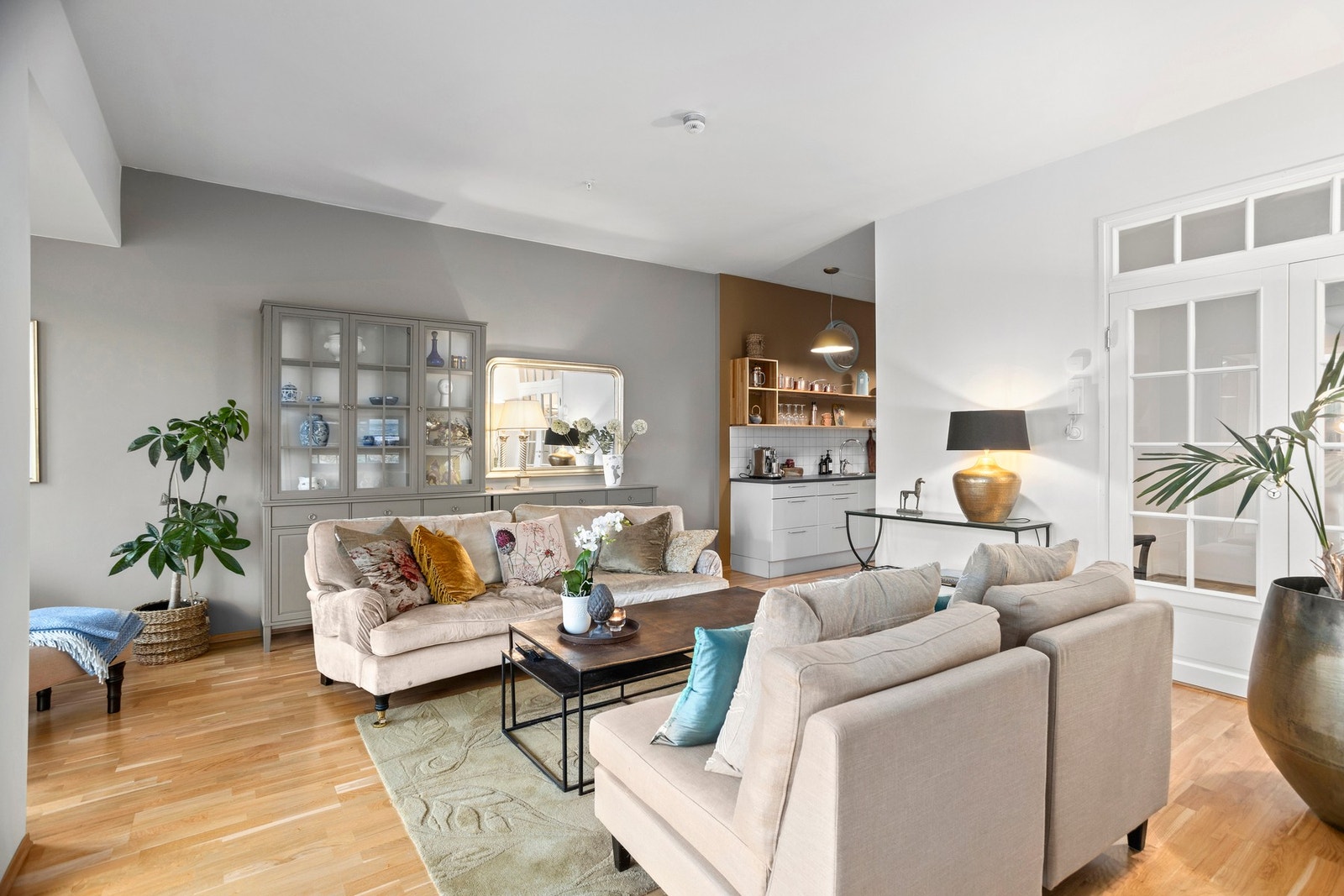Ingen innsyn fra gateplan ettersom leiligheten ligger i 2. etasje. Galleribilde