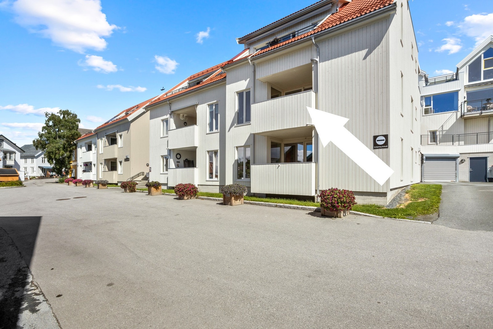 Øvergata 27 ligger sentralt på Straumen, men kort vei til alle sentrumsfunksjoner. Galleribilde