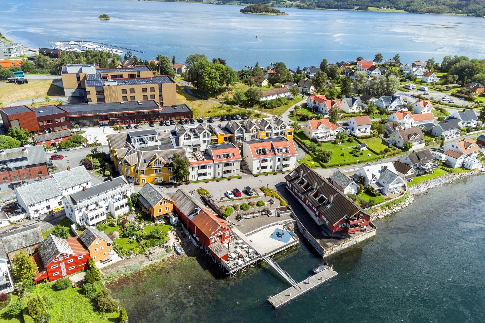 En av de nærmeste naboene er den populære restauranten Rødbrygga. Galleribilde