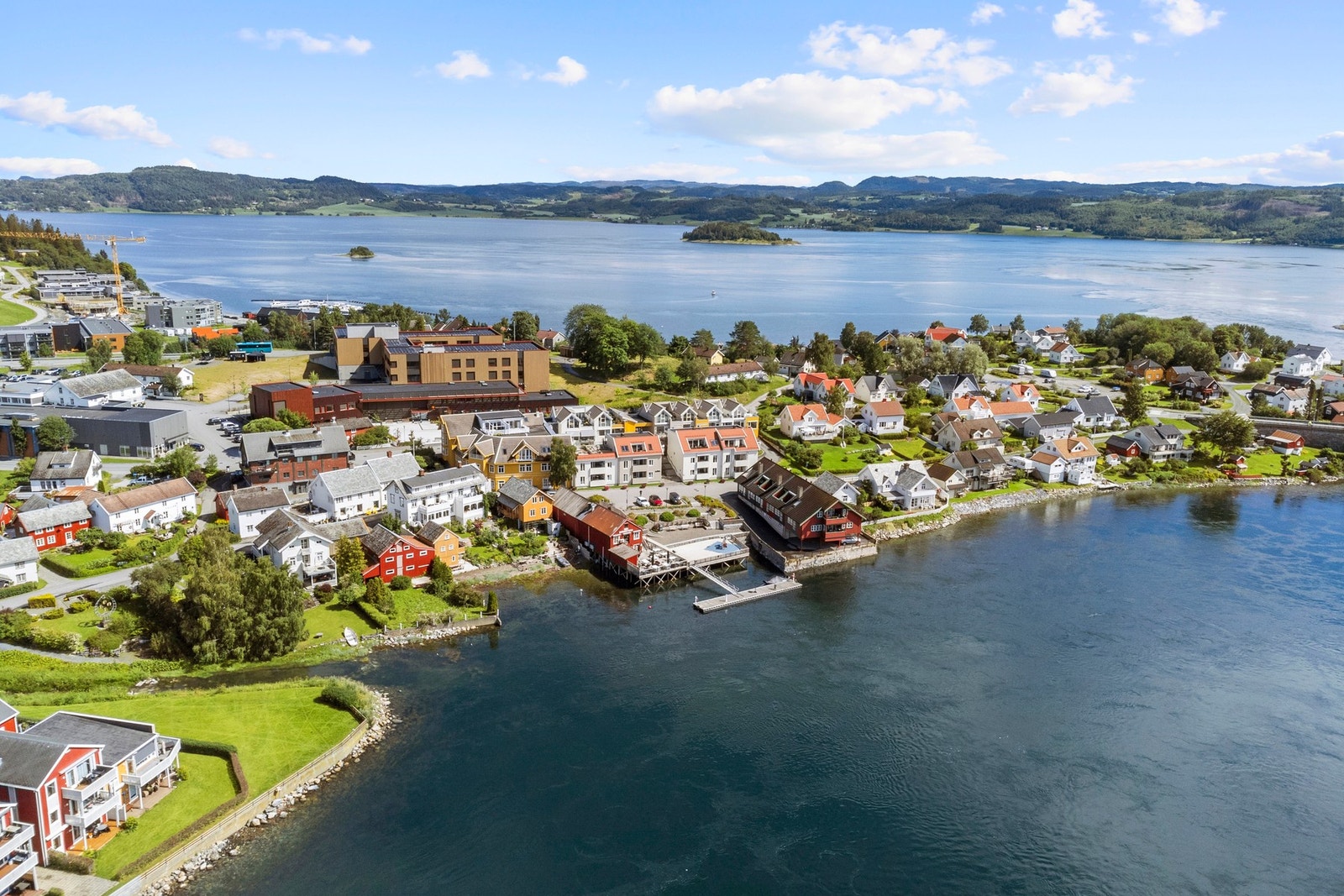 På Straumen finner du et bredt tilbud, bl.a. barnehager, skole, treningssenter, dagligvare, bakeri mm. Galleribilde