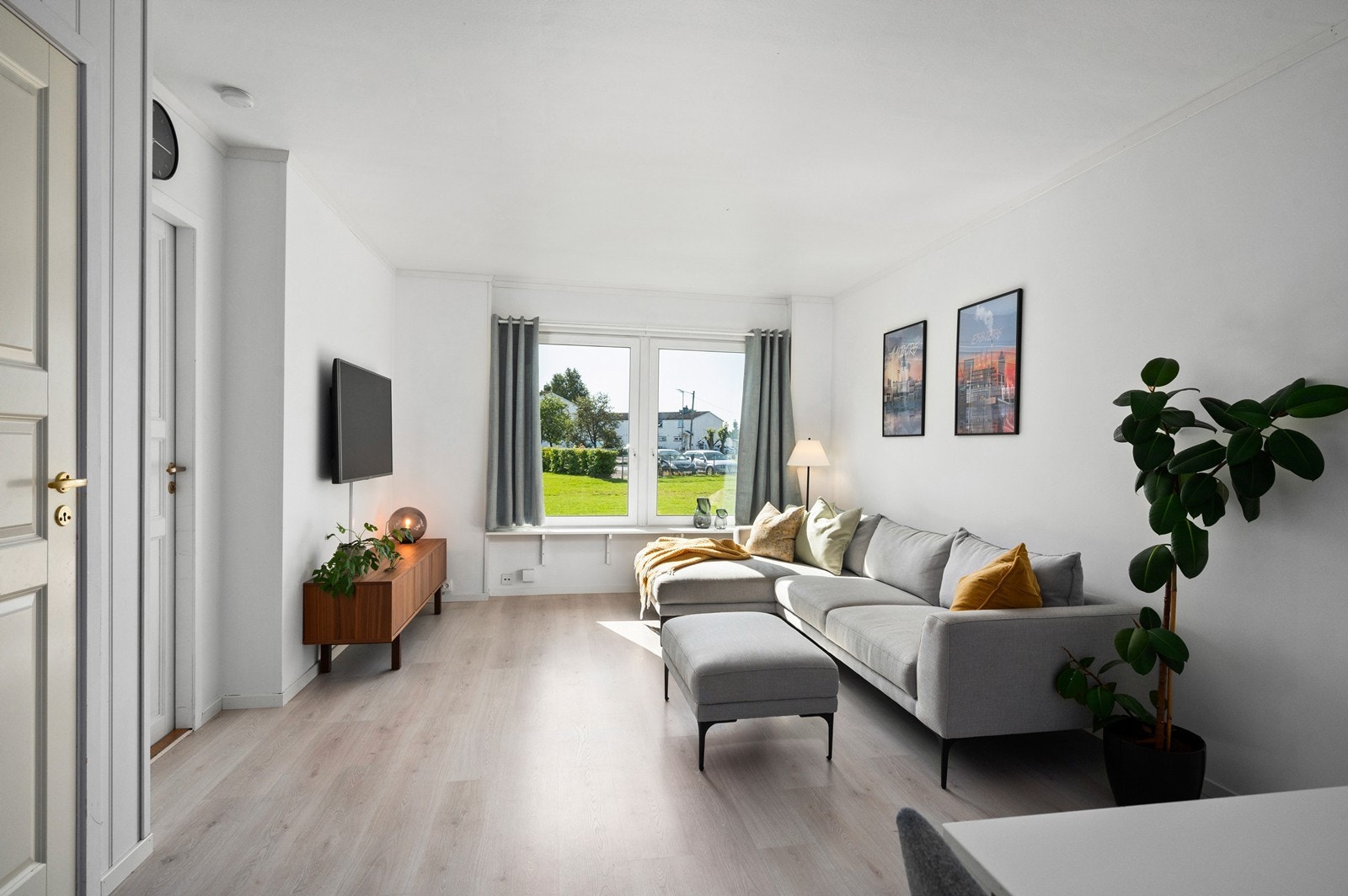 I stuen er det store vinduer som gir rikelig med naturlig lys Galleribilde