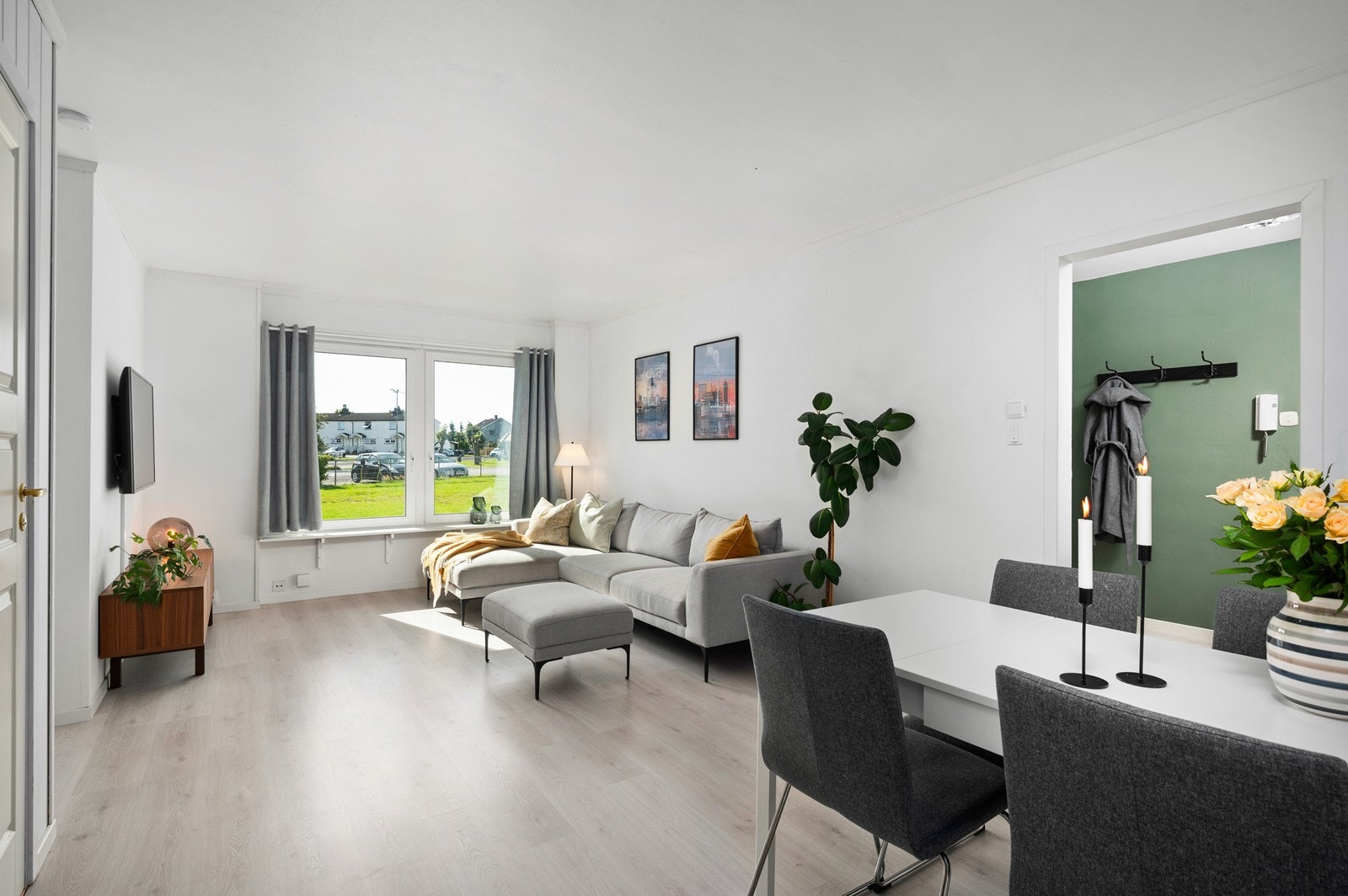 Stue med god plass til både sofa- og spisegruppe Galleribilde