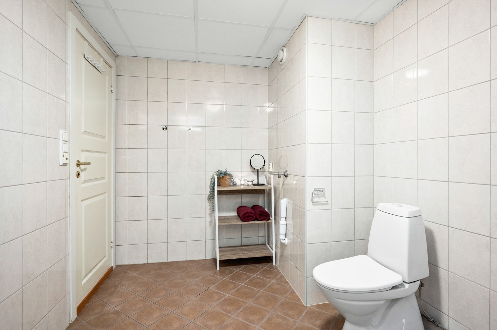 Badet har varmekabler i gulv og er utstyrt med innredning med servant, toalett, dusjkabinett og opplegg for vaskemaskin Galleribilde