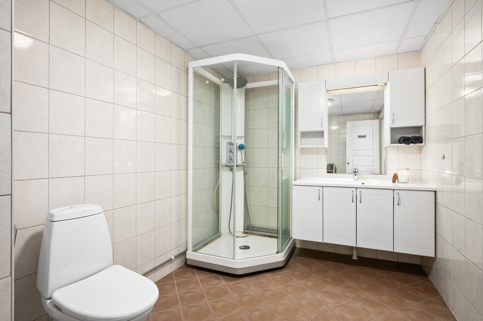 Badet ble rehabilitert i regi av borettslaget i 2009 og har fliser på vegg og gulv Galleribilde