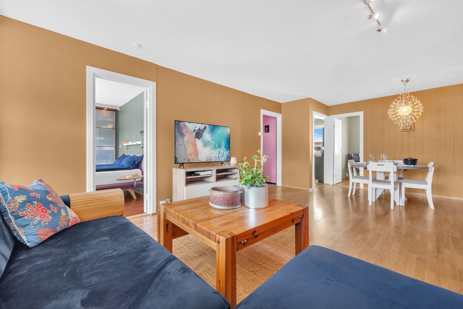 Stuen fremstår som moderne. Laminatgulv. Galleribilde