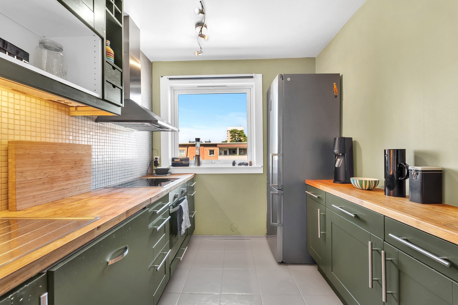 På kjøkkenet er det god skap- og benkeplass. Galleribilde