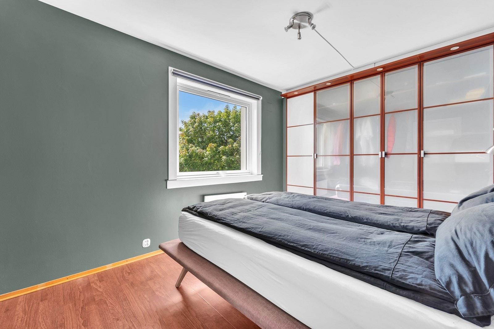 Det er skyvedørsgarderobe på soverommet. Galleribilde