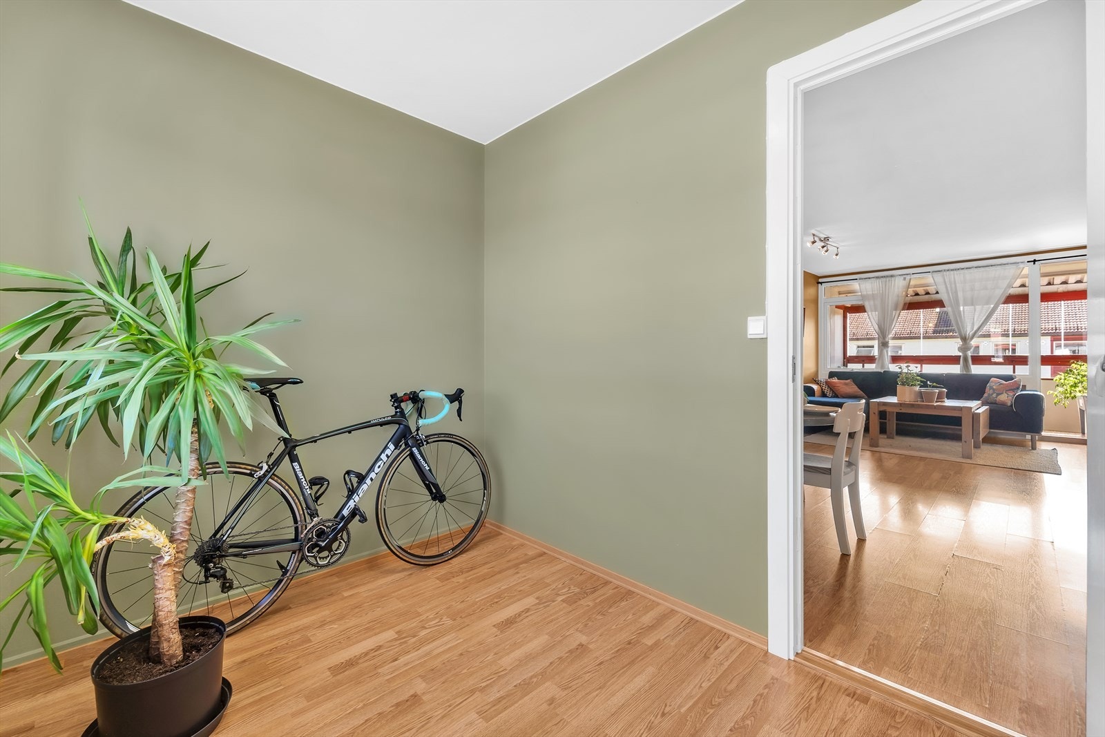 Soverom III med plass for seng, nattbord og garderobeskap/oppbevaringsmøbel. Galleribilde