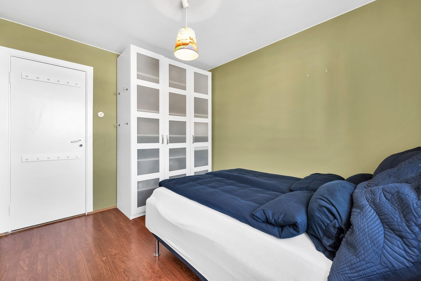 Det er plass for garderobeskap/oppbevaringsmøbel på soverommet. Galleribilde