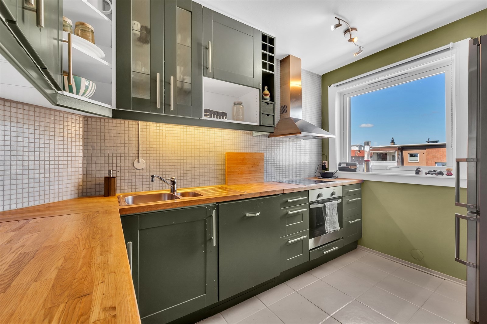 Fint kjøkken med innredning bestående av underskap, skuffer og overskap i profilerte malte fronter. Galleribilde