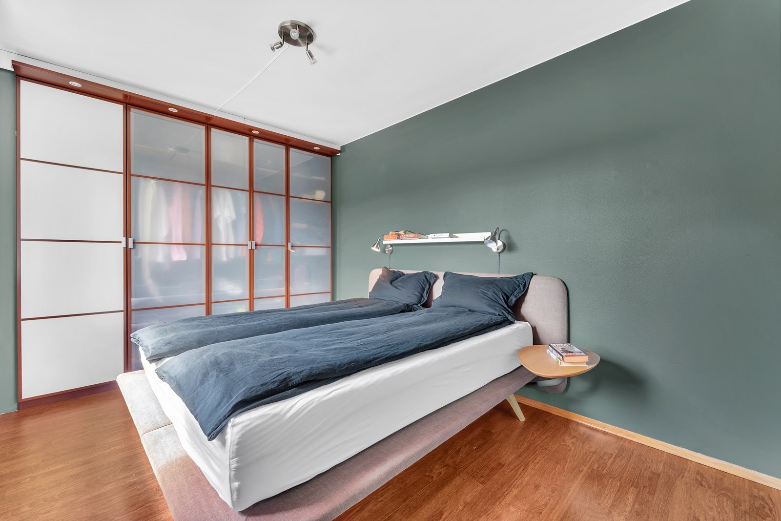 Soverom I med god plass for dobbeltseng, nattbord og oppbevaringsmøbel. Galleribilde