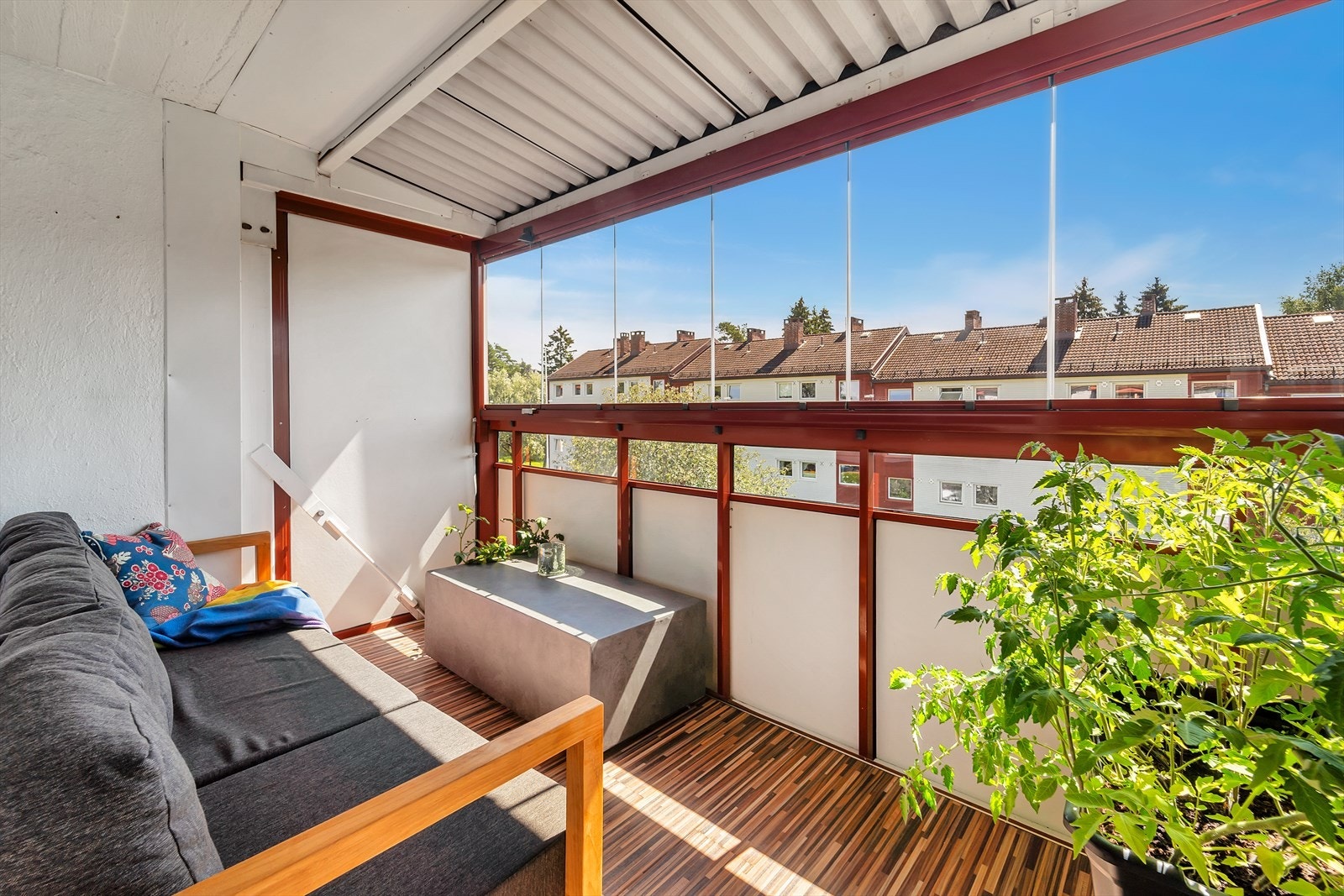 Fra stuen er det utgang til sør/sør-østvendt innglasset balkong på ca 7,5 m². Galleribilde