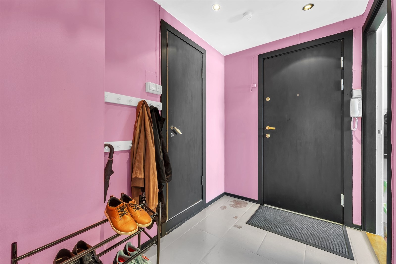 Flislagt entré med plass for yttertøy og sko. Med dørcallinganlegg er det enkelt å slippe inn gjester. Galleribilde