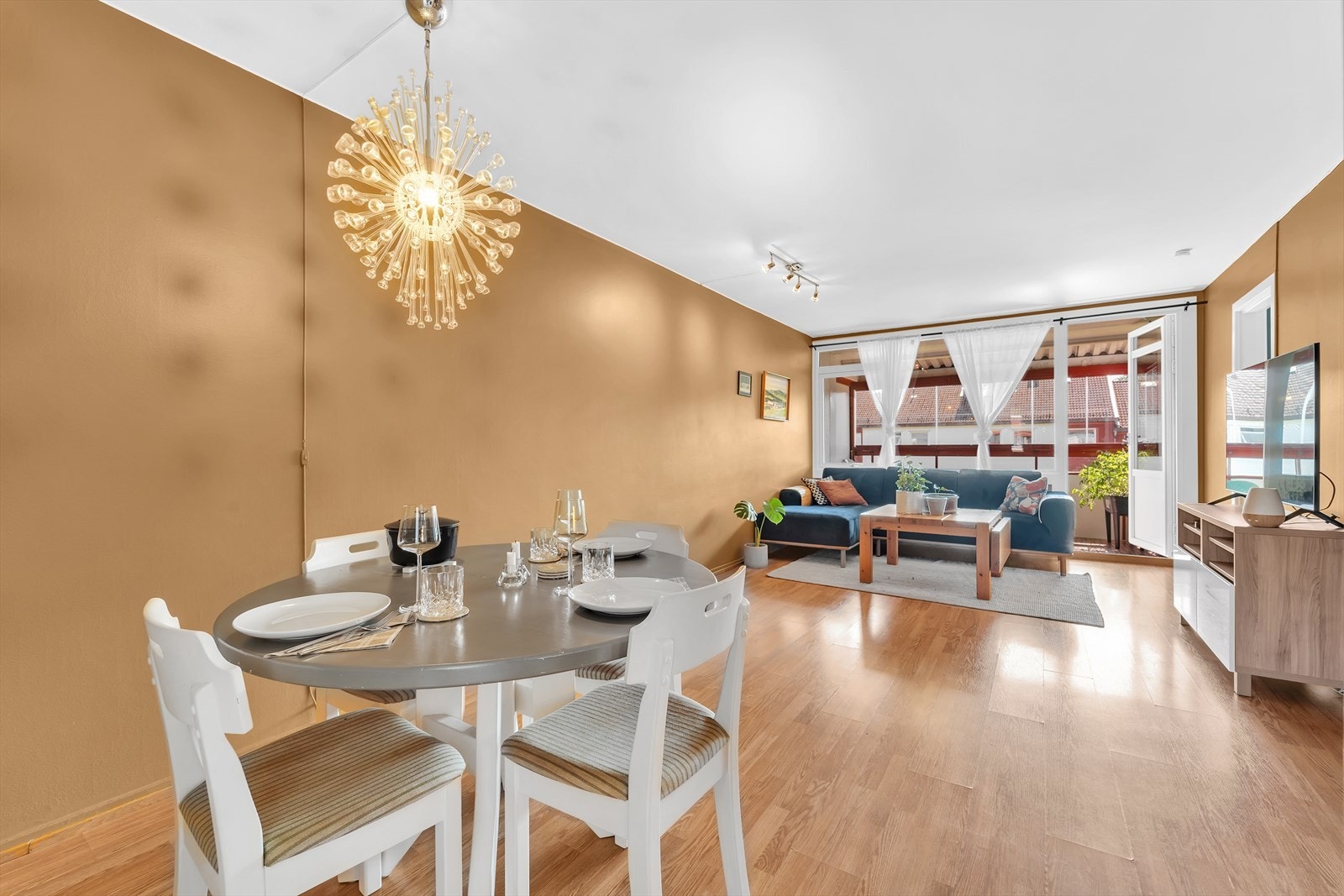 Romslig stue med plass for sofa, stuebord og TV-møbler. Galleribilde