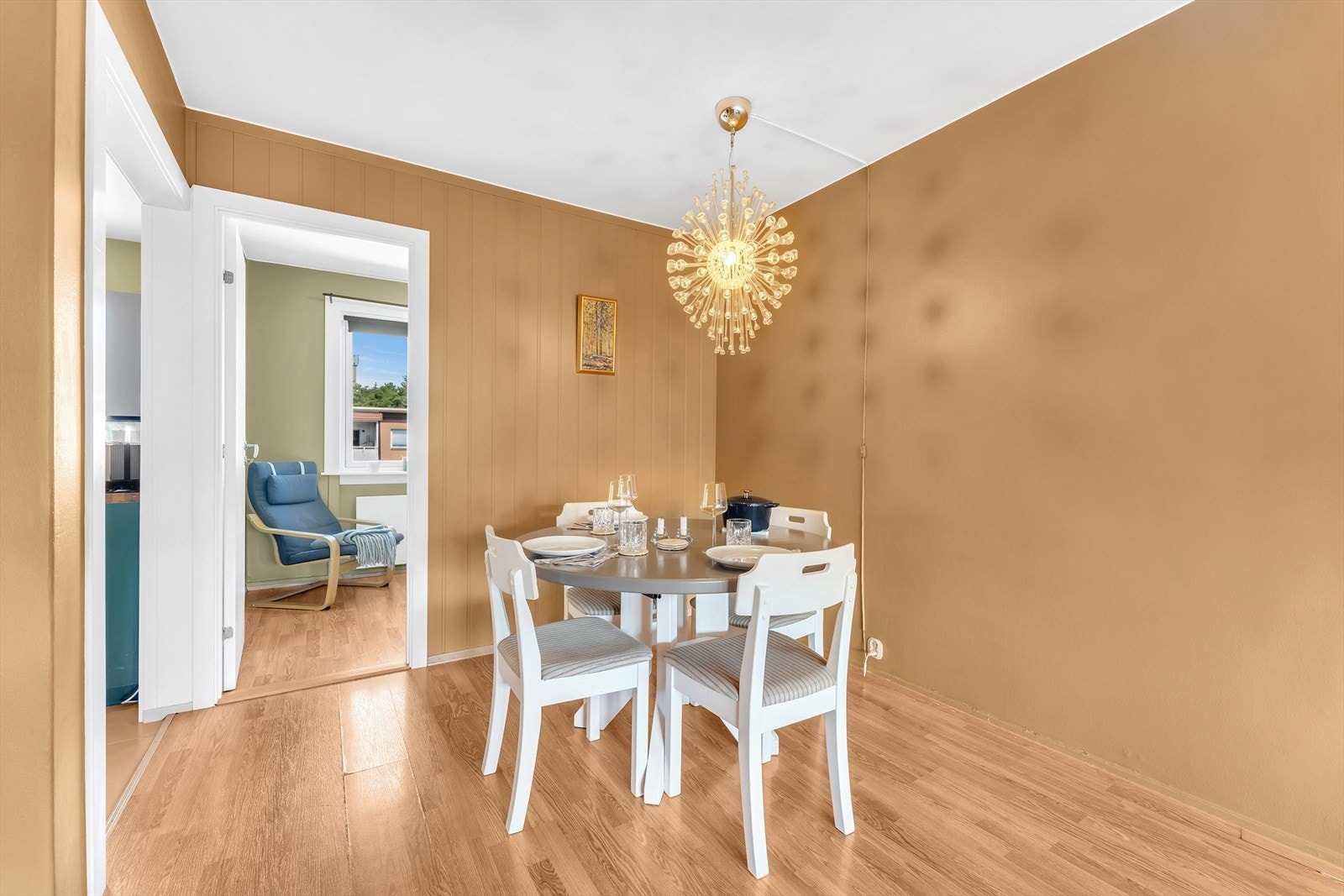 Det er også plass for en hyggelig spisegruppe i stuen. Galleribilde