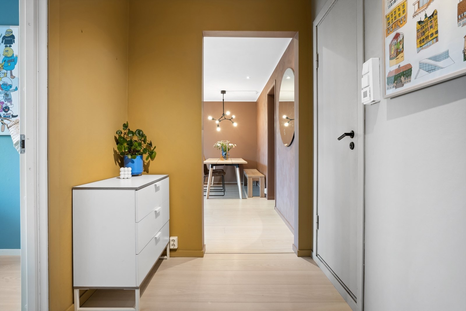 Lys og romslig entré med mulighet til å henge fra seg yttertøy og diverse Galleribilde