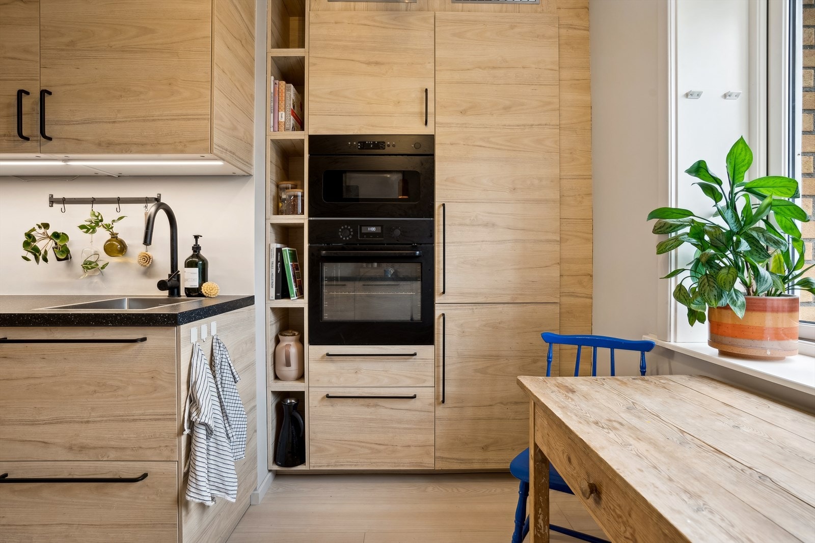 Her får du integrerte hvitevarer og rikelig med skap- og benkeplass Galleribilde